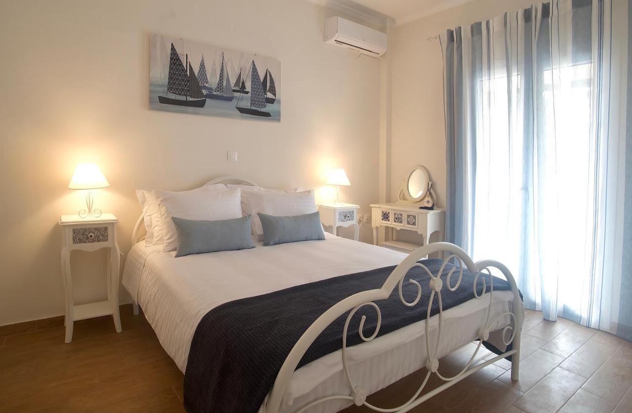 The Bluehouse - Spacious Top Floor Flat With Parking, By Mon Repos Beach コルフ島 エクステリア 写真