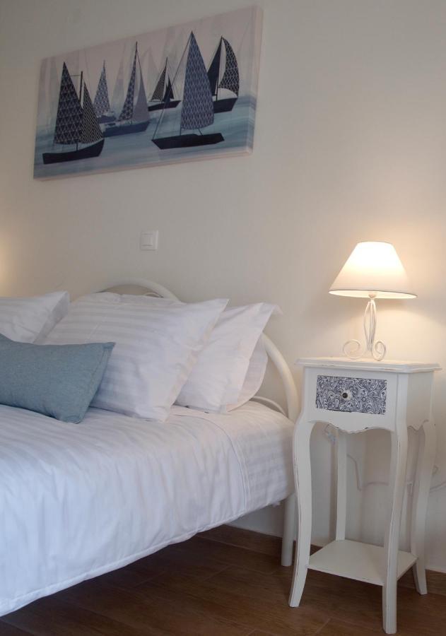 The Bluehouse - Spacious Top Floor Flat With Parking, By Mon Repos Beach コルフ島 エクステリア 写真