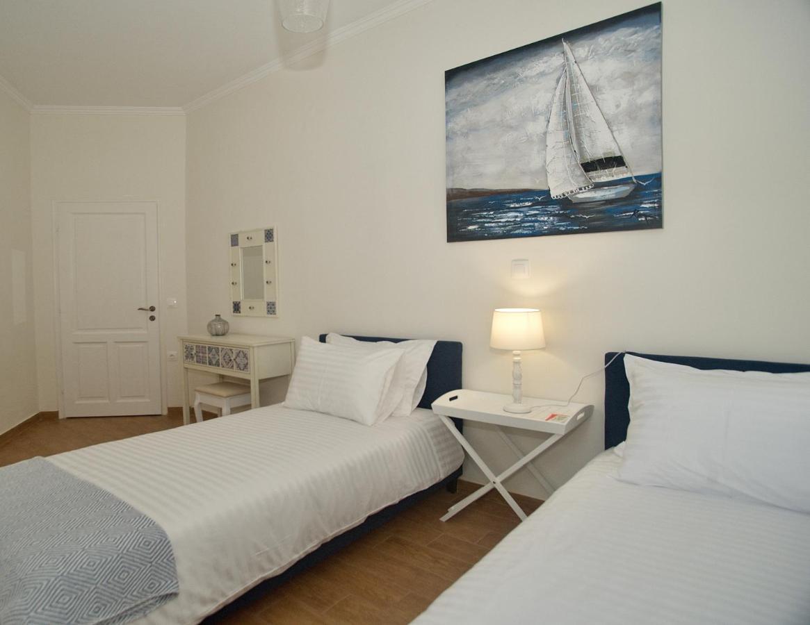 The Bluehouse - Spacious Top Floor Flat With Parking, By Mon Repos Beach コルフ島 エクステリア 写真