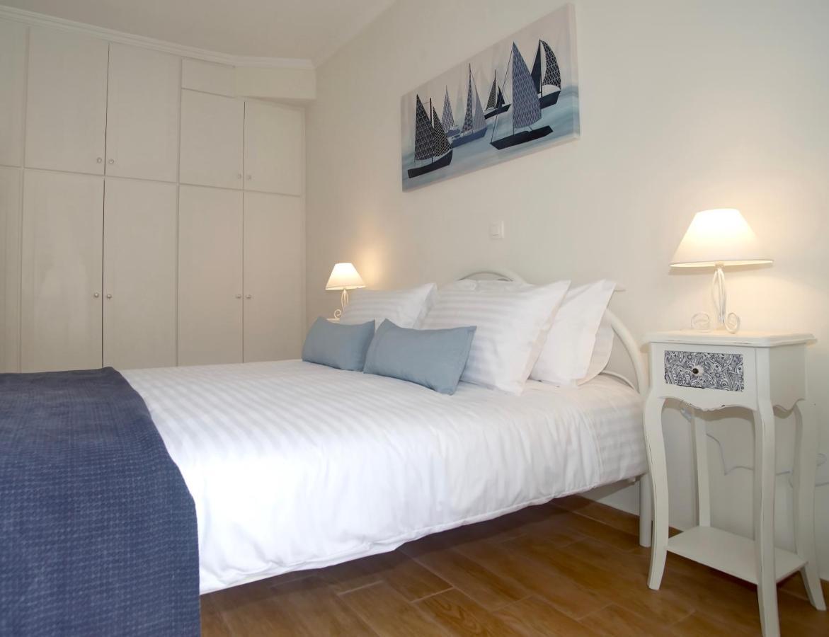 The Bluehouse - Spacious Top Floor Flat With Parking, By Mon Repos Beach コルフ島 エクステリア 写真