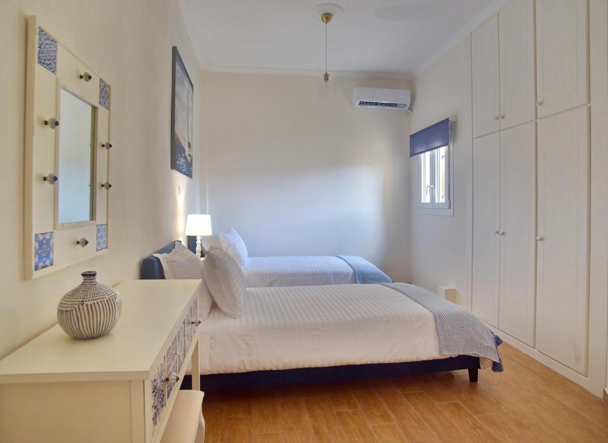 The Bluehouse - Spacious Top Floor Flat With Parking, By Mon Repos Beach コルフ島 エクステリア 写真