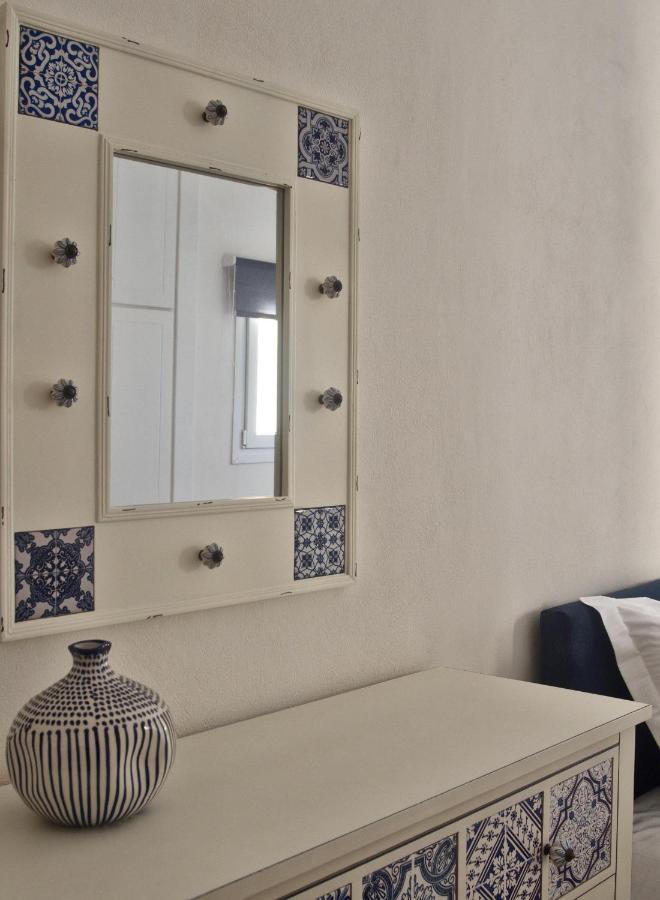 The Bluehouse - Spacious Top Floor Flat With Parking, By Mon Repos Beach コルフ島 エクステリア 写真