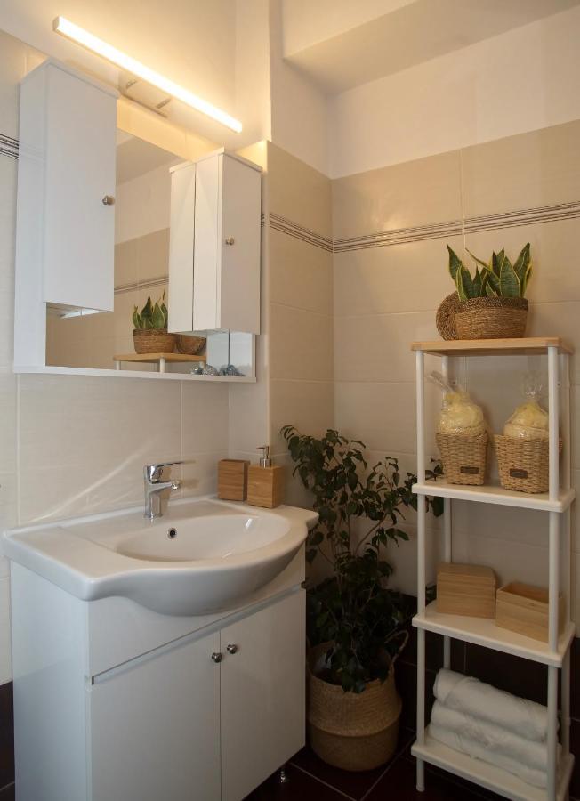 The Bluehouse - Spacious Top Floor Flat With Parking, By Mon Repos Beach コルフ島 エクステリア 写真