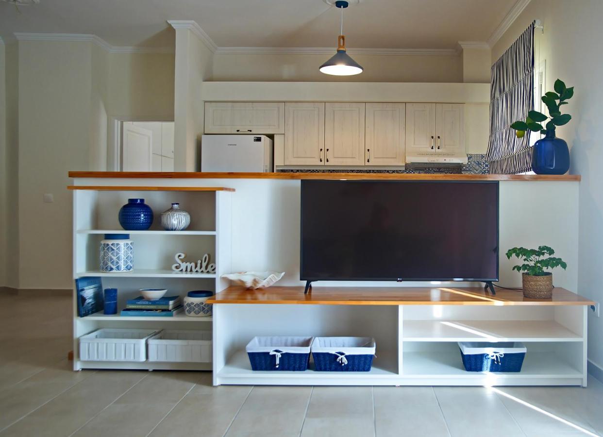 The Bluehouse - Spacious Top Floor Flat With Parking, By Mon Repos Beach コルフ島 エクステリア 写真