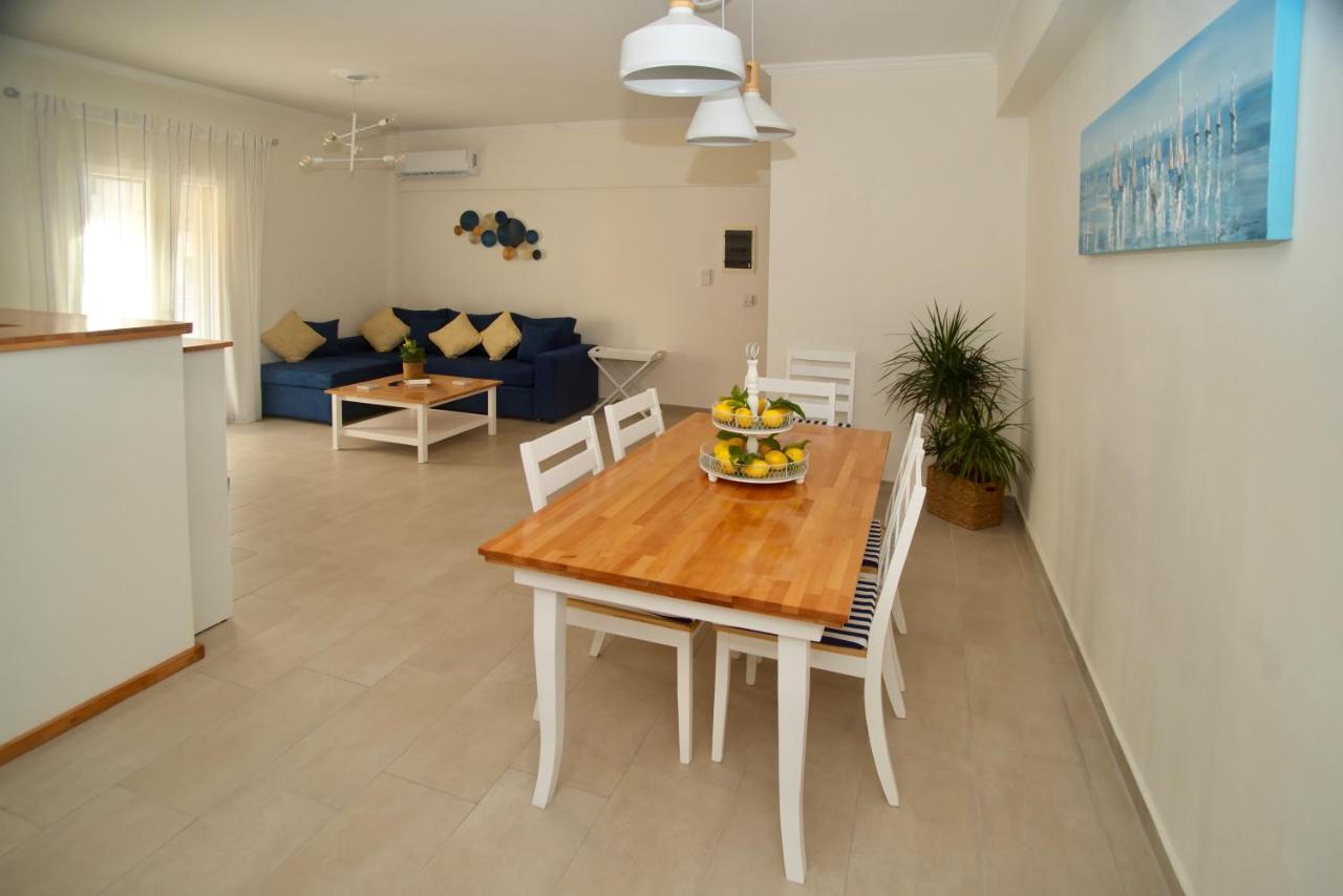The Bluehouse - Spacious Top Floor Flat With Parking, By Mon Repos Beach コルフ島 エクステリア 写真