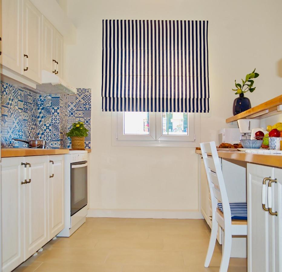 The Bluehouse - Spacious Top Floor Flat With Parking, By Mon Repos Beach コルフ島 エクステリア 写真