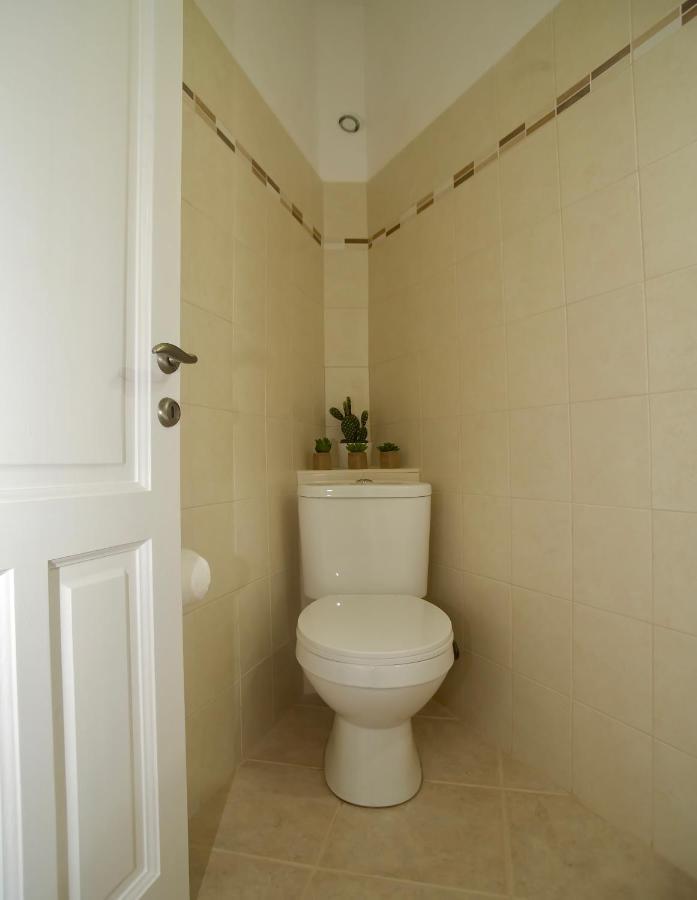 The Bluehouse - Spacious Top Floor Flat With Parking, By Mon Repos Beach コルフ島 エクステリア 写真