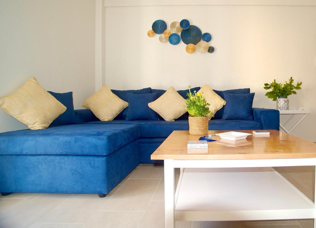 The Bluehouse - Spacious Top Floor Flat With Parking, By Mon Repos Beach コルフ島 エクステリア 写真