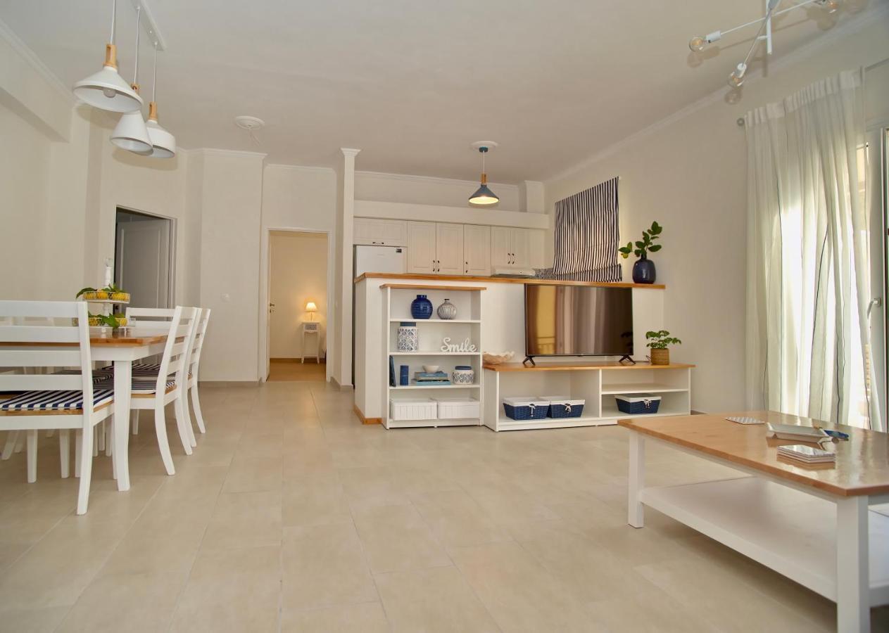 The Bluehouse - Spacious Top Floor Flat With Parking, By Mon Repos Beach コルフ島 エクステリア 写真