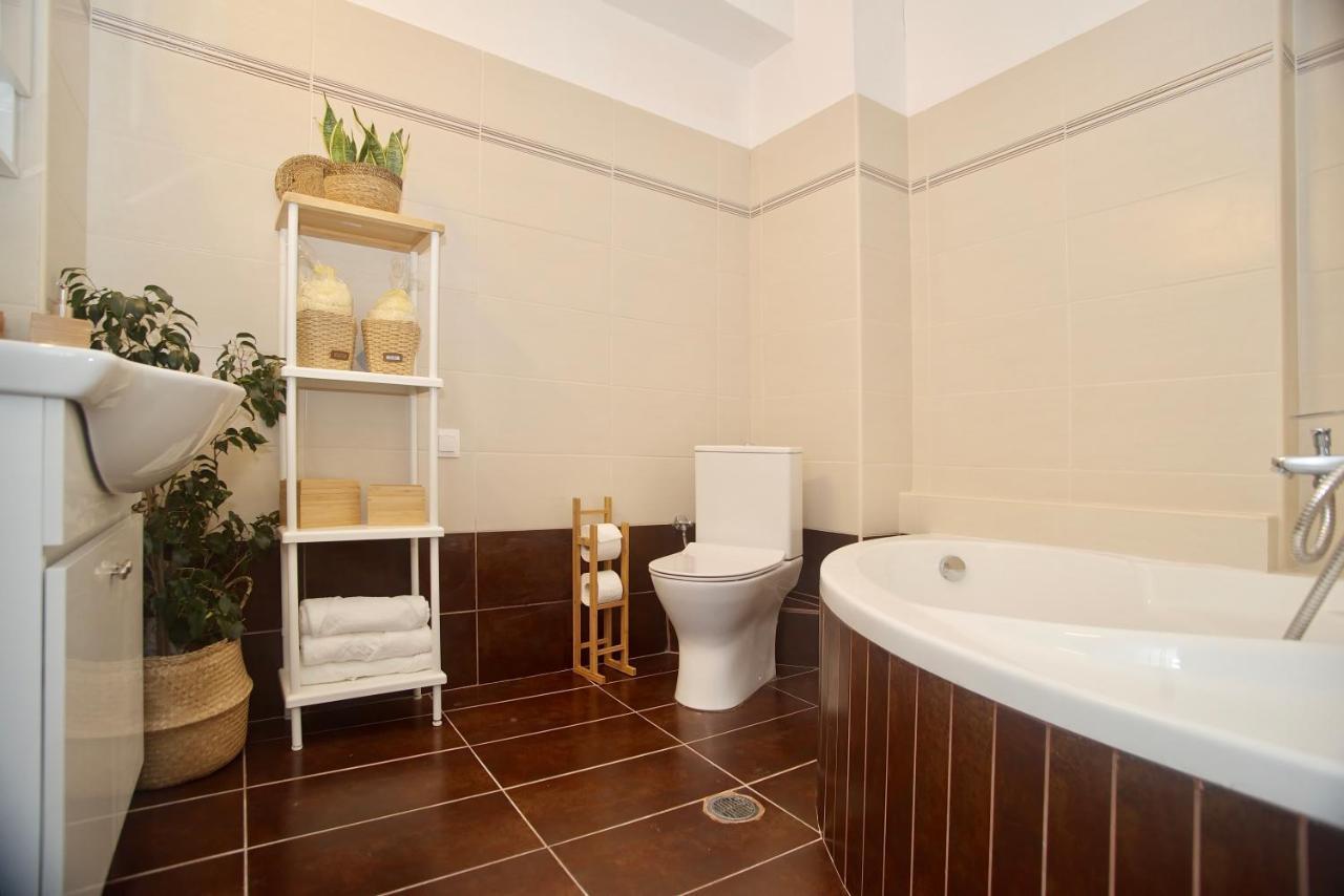 The Bluehouse - Spacious Top Floor Flat With Parking, By Mon Repos Beach コルフ島 エクステリア 写真