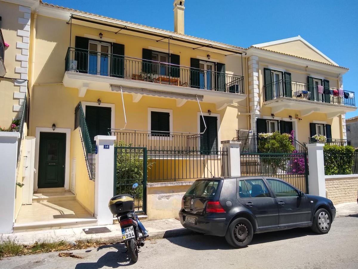 The Bluehouse - Spacious Top Floor Flat With Parking, By Mon Repos Beach コルフ島 エクステリア 写真