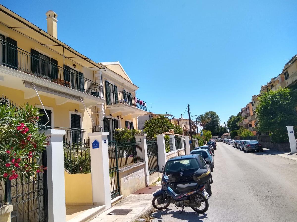 The Bluehouse - Spacious Top Floor Flat With Parking, By Mon Repos Beach コルフ島 エクステリア 写真