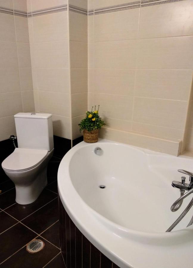 The Bluehouse - Spacious Top Floor Flat With Parking, By Mon Repos Beach コルフ島 エクステリア 写真